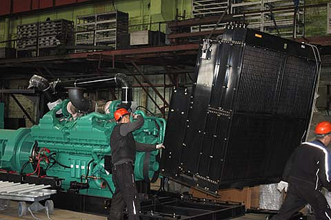 Установка радиатора на двигатель Cummins для дизель генератора АД1500-Т10500